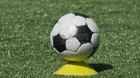 孟美岐23岁成为周传雄导师引争议：她的资历如何？